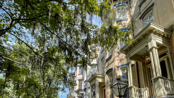 Colonial architecture in Savannah, girls road trip, southern charm