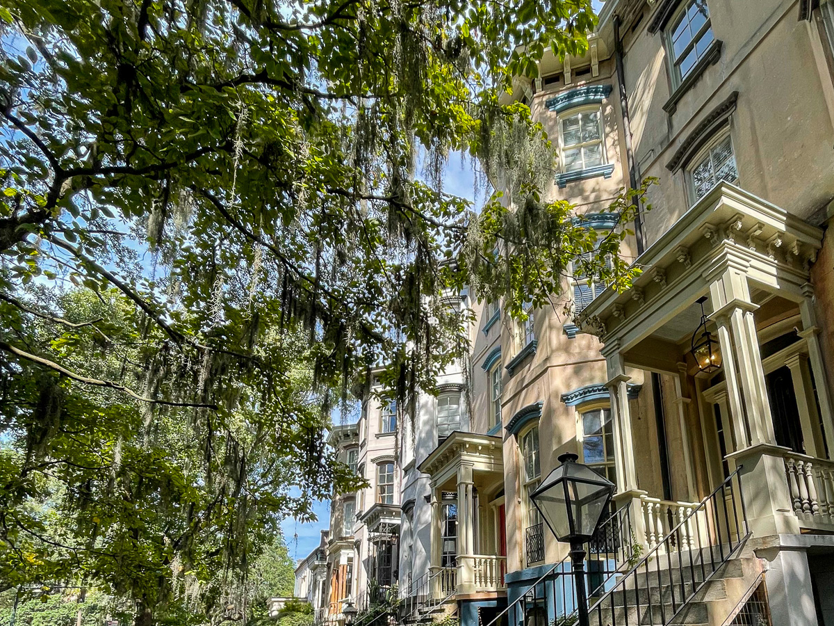 Colonial architecture in Savannah, girls road trip, southern charm