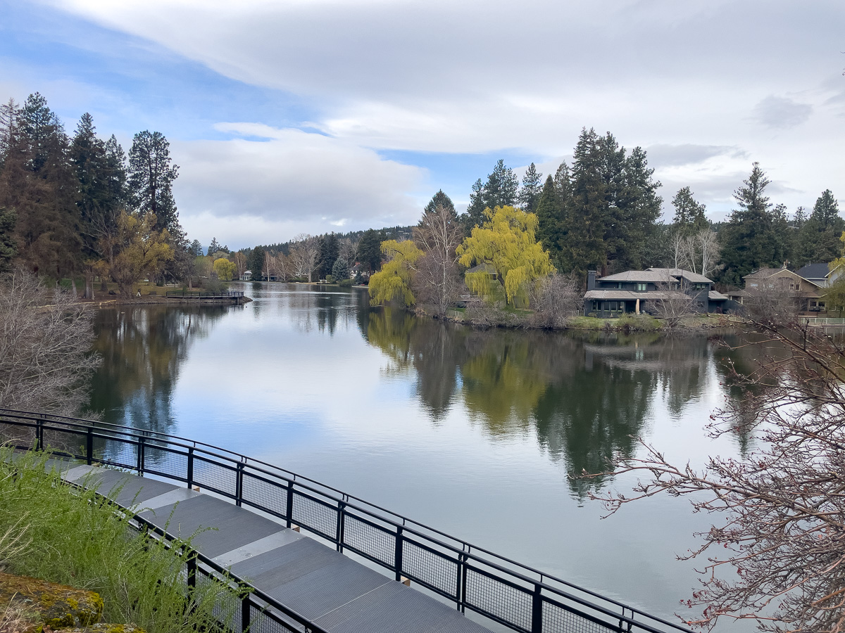 walking bend oregon along the river path on mirror pond on the Deschutes River in Bend, Oregon, reflections on Mirror Pond