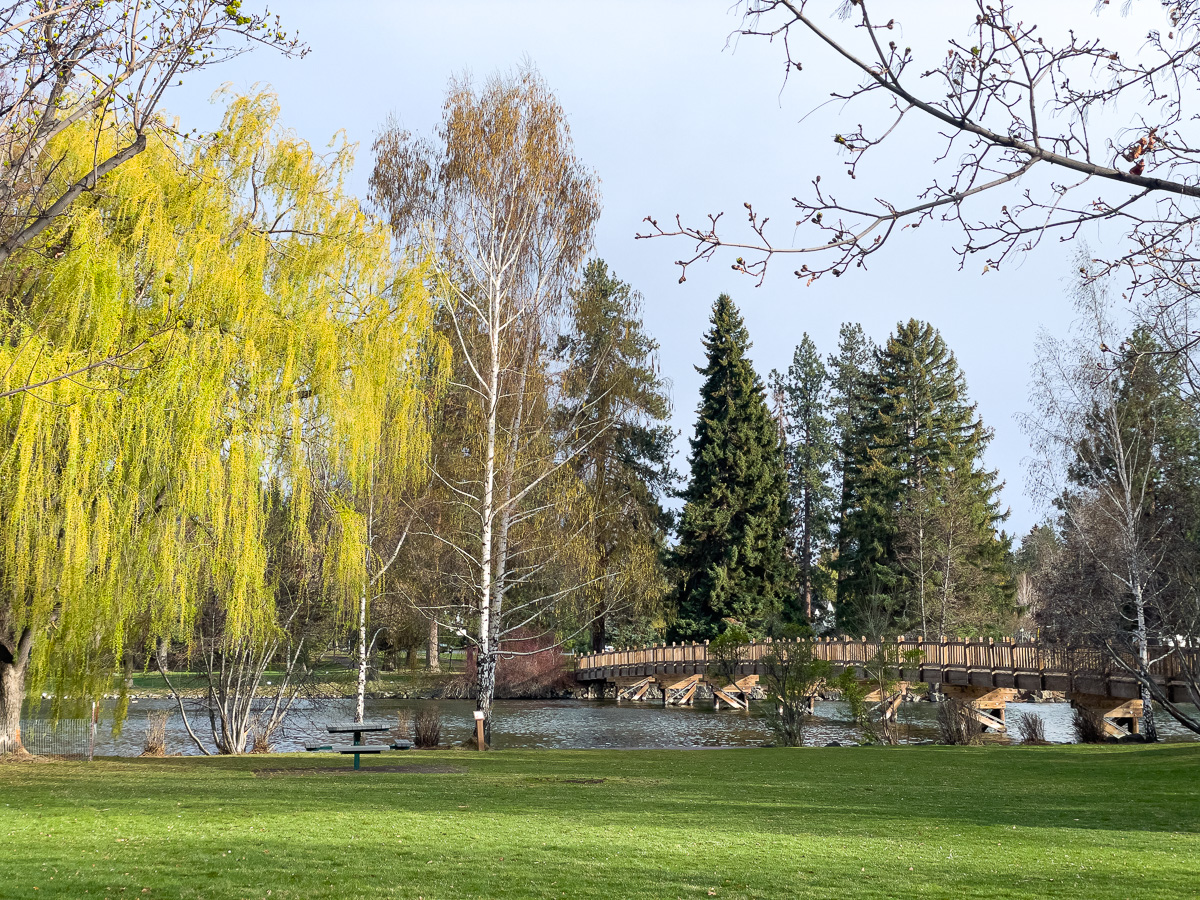Harmon Park in Bend, pedestrian bridge on the Deschutes River, walking Bend Oregon