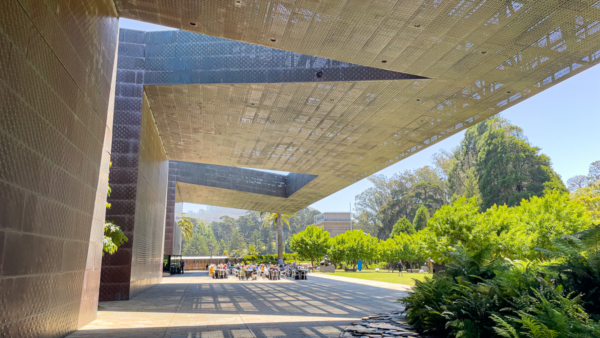 de Young Museum courtyard overhang, free things to see at the de young, free things to do in golden gate park in san francisco, architecture in san francisco