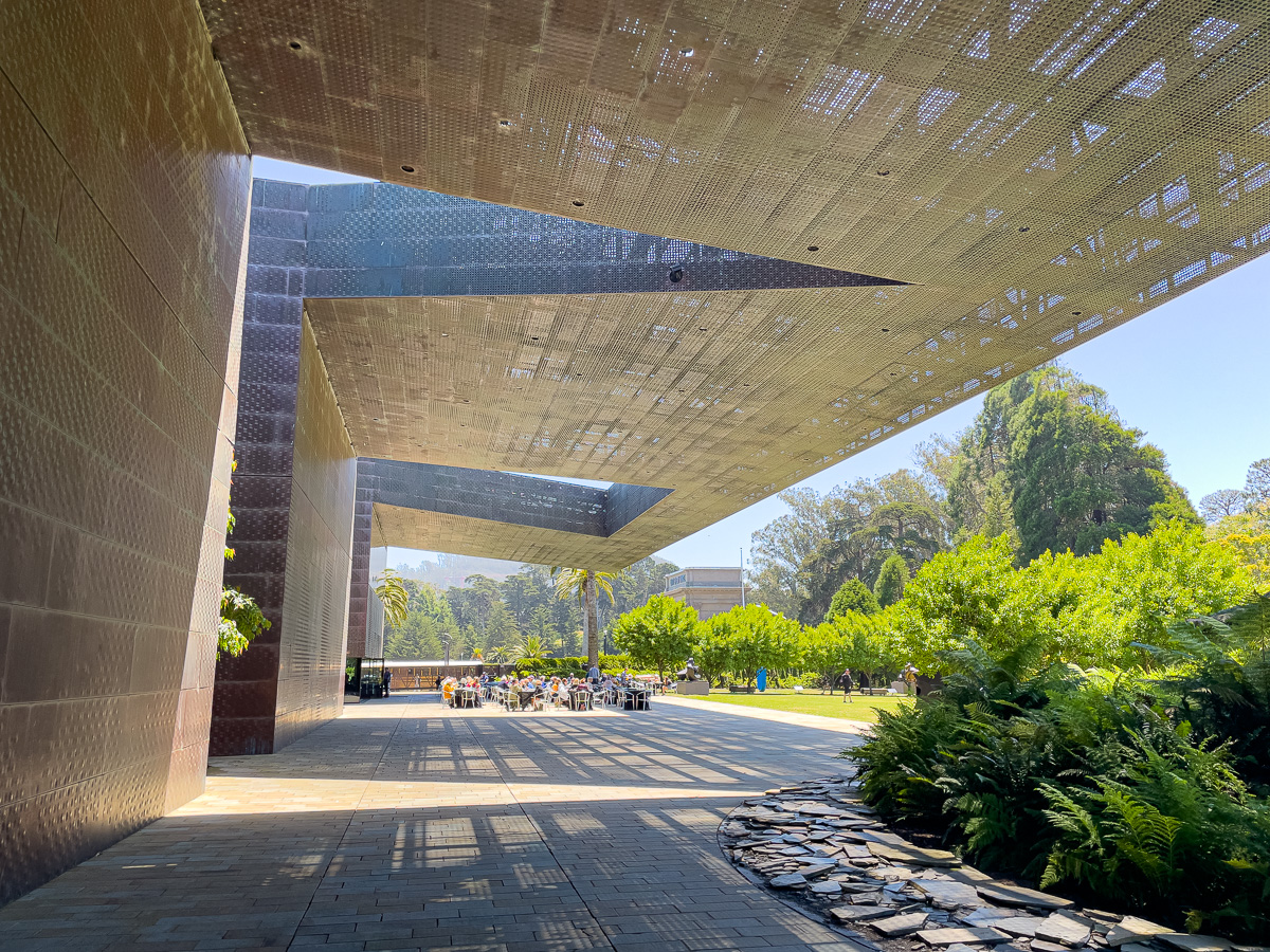 de Young Museum courtyard overhang, free things to see at the de young, free things to do in golden gate park in san francisco, architecture in san francisco