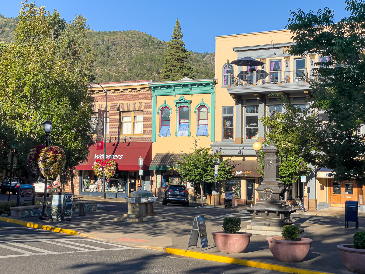 Downtown Plaza in Ashland, Oregon, architecture in Ashland, historic buildings and pine trees in Ashland